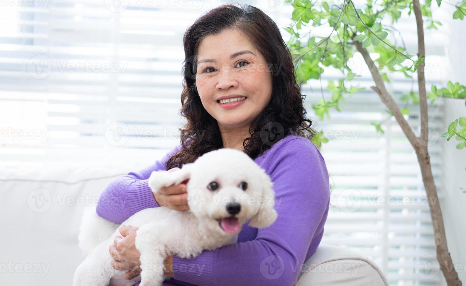 retrato de mulher sênior abraçando seu cachorro foto