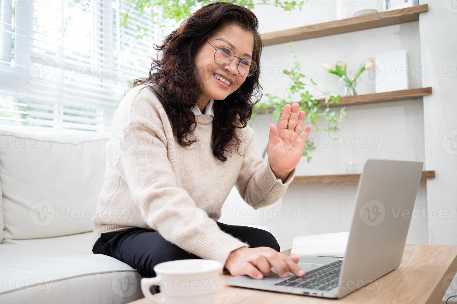 imagem de empresária asiática sênior trabalhando em casa foto