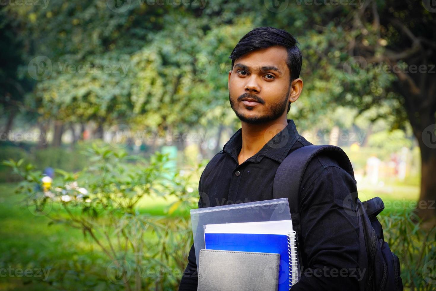 estudante indiano imagens estudante com livros e bolsa foto