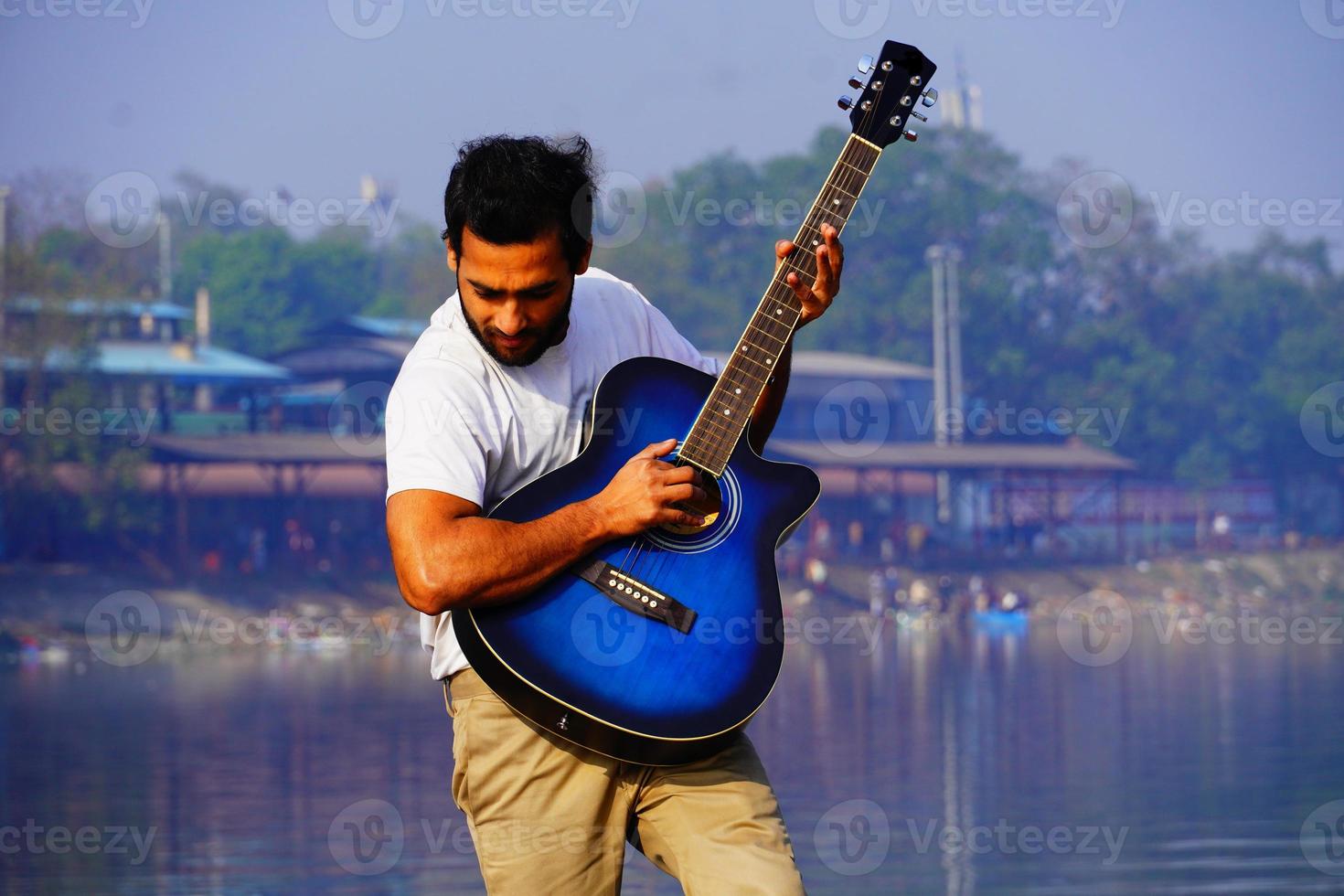 homem tocando violão no barco. foto