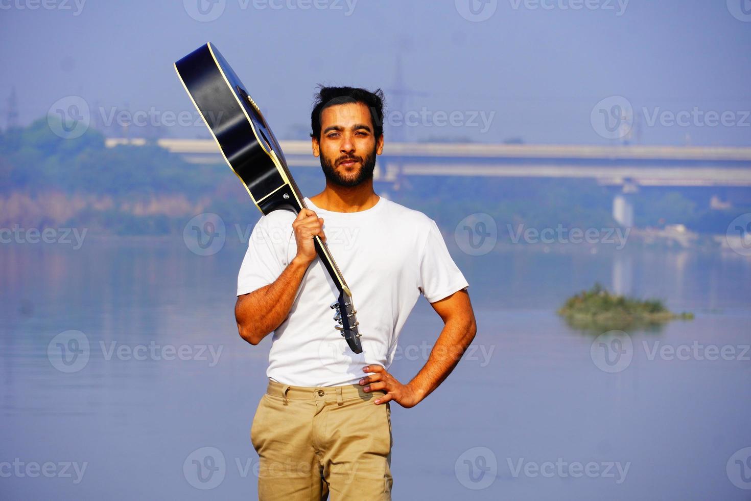 homem tocando violão no barco. foto