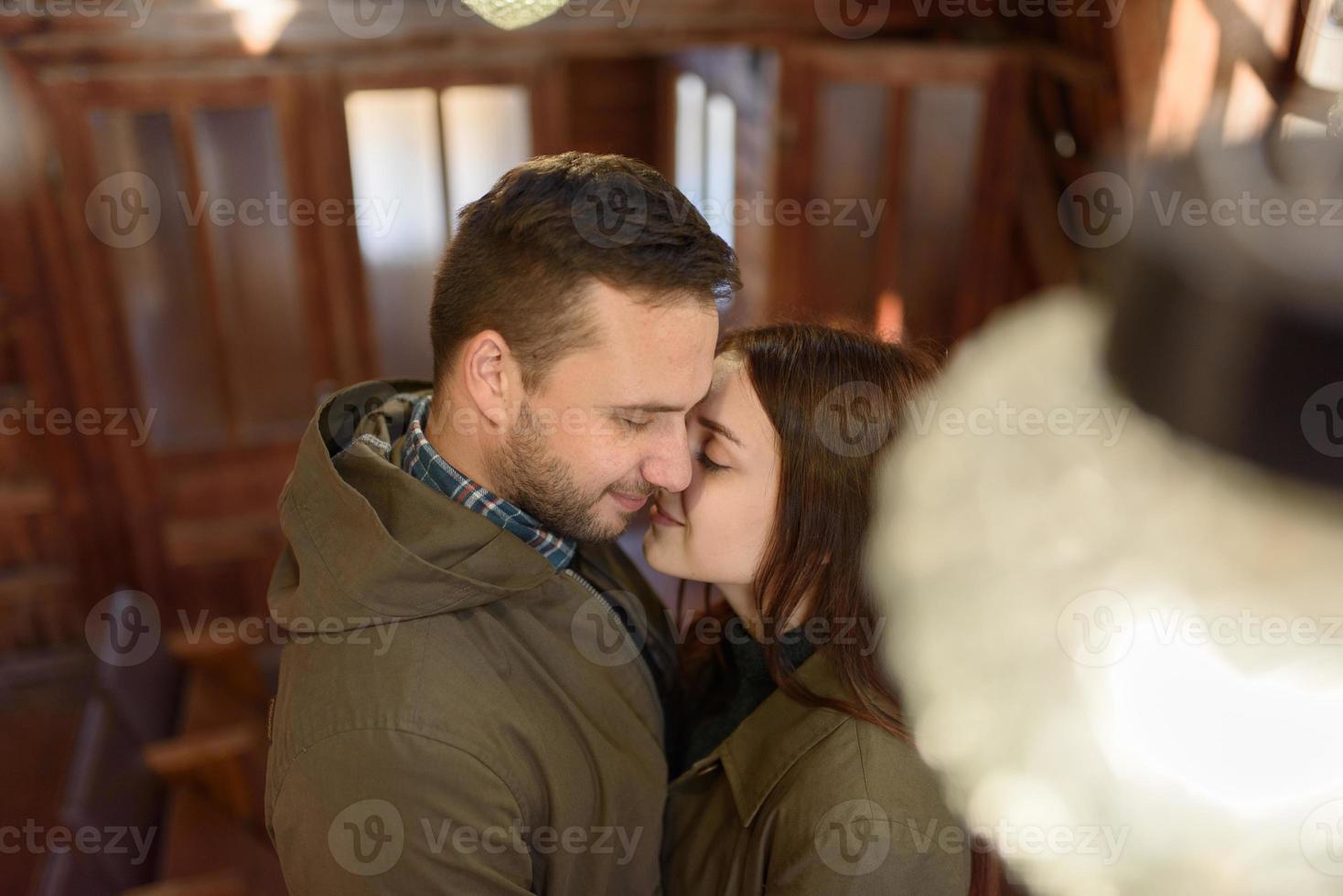 o retrato do casal sensualidade se beijando. as pessoas em relacionamento sexualidade tocando o rosto e relaxam juntos foto