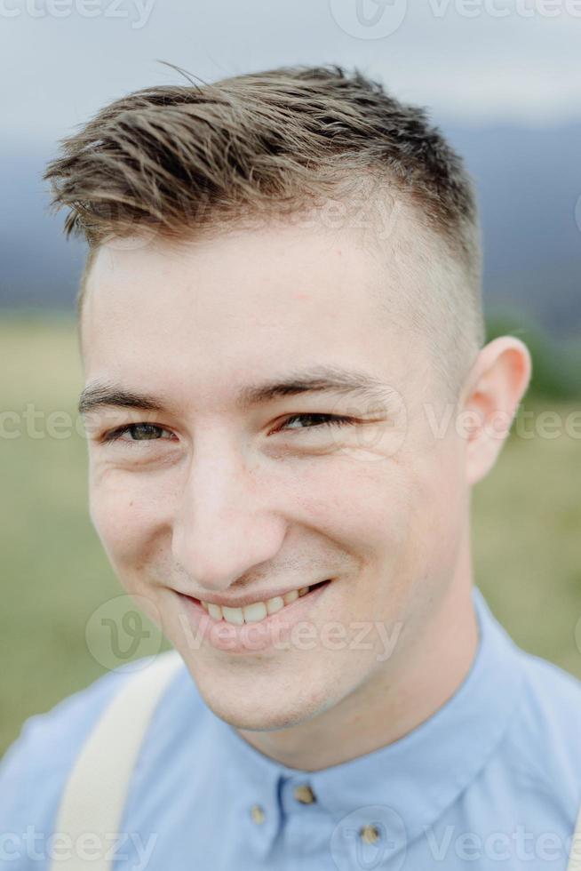 ensaio fotográfico do noivo nas montanhas. foto de casamento estilo boho.