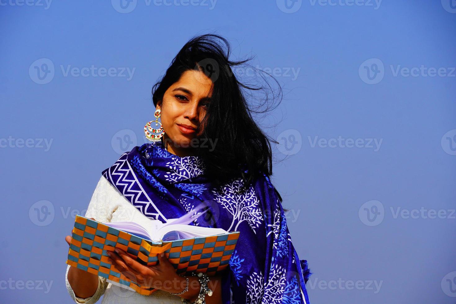 aluna sorridente feliz com uma sessão ao ar livre foto