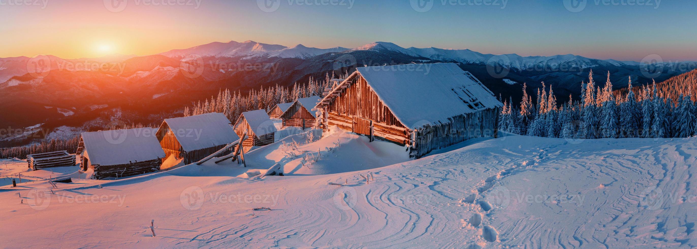 fantástica paisagem de inverno, os degraus que levam à cabana foto