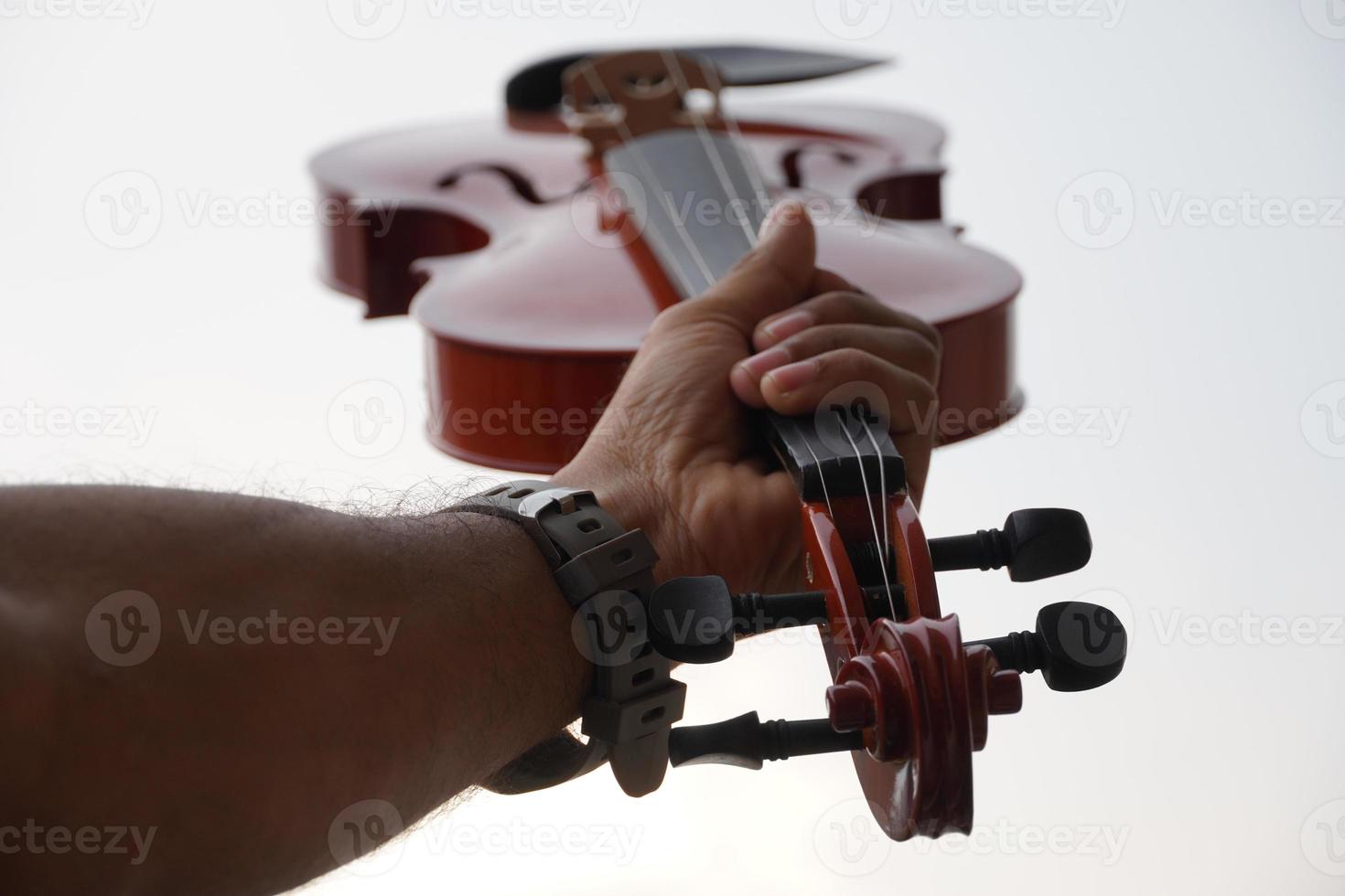 imagens de violino na mão em casa foto