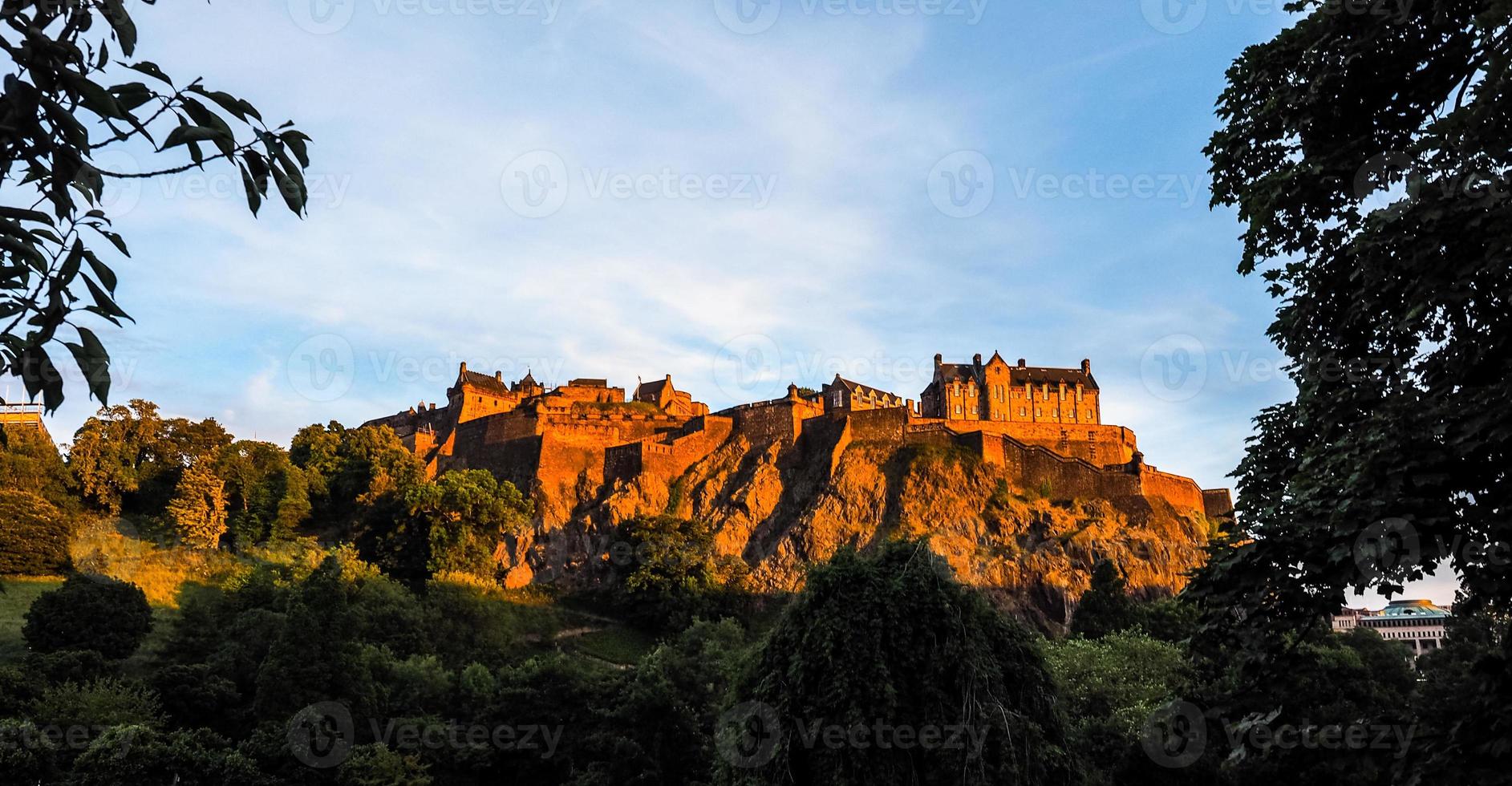 hdr castelo de edimburgo ao pôr do sol foto