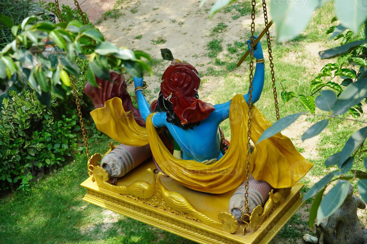 vista traseira da estátua do deus hindu radha e krishna foto