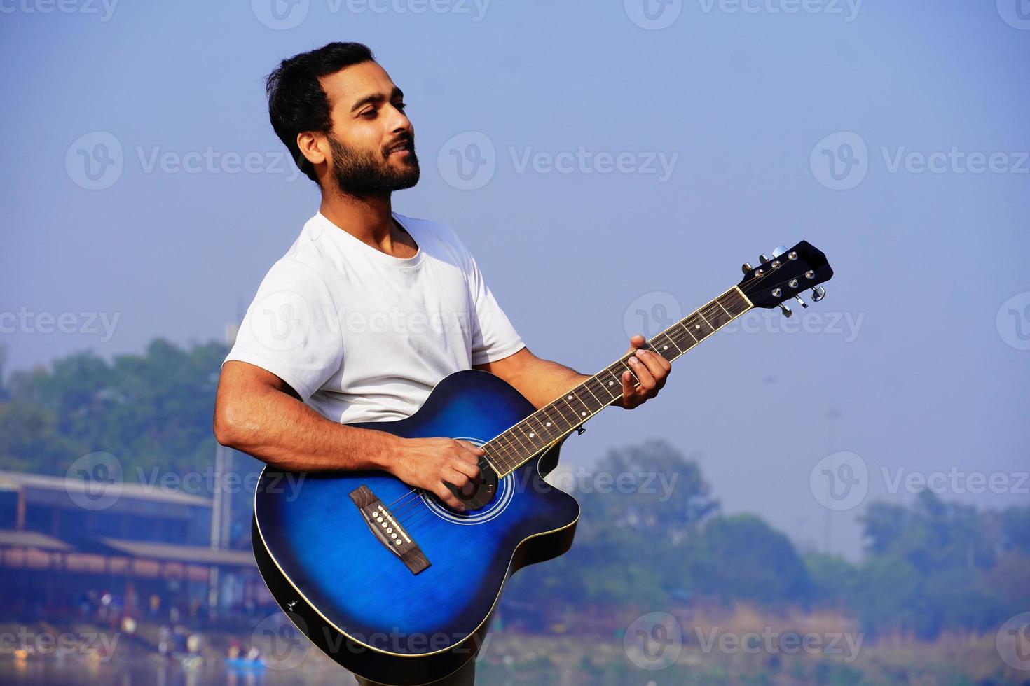 homem tocando violão no barco. foto