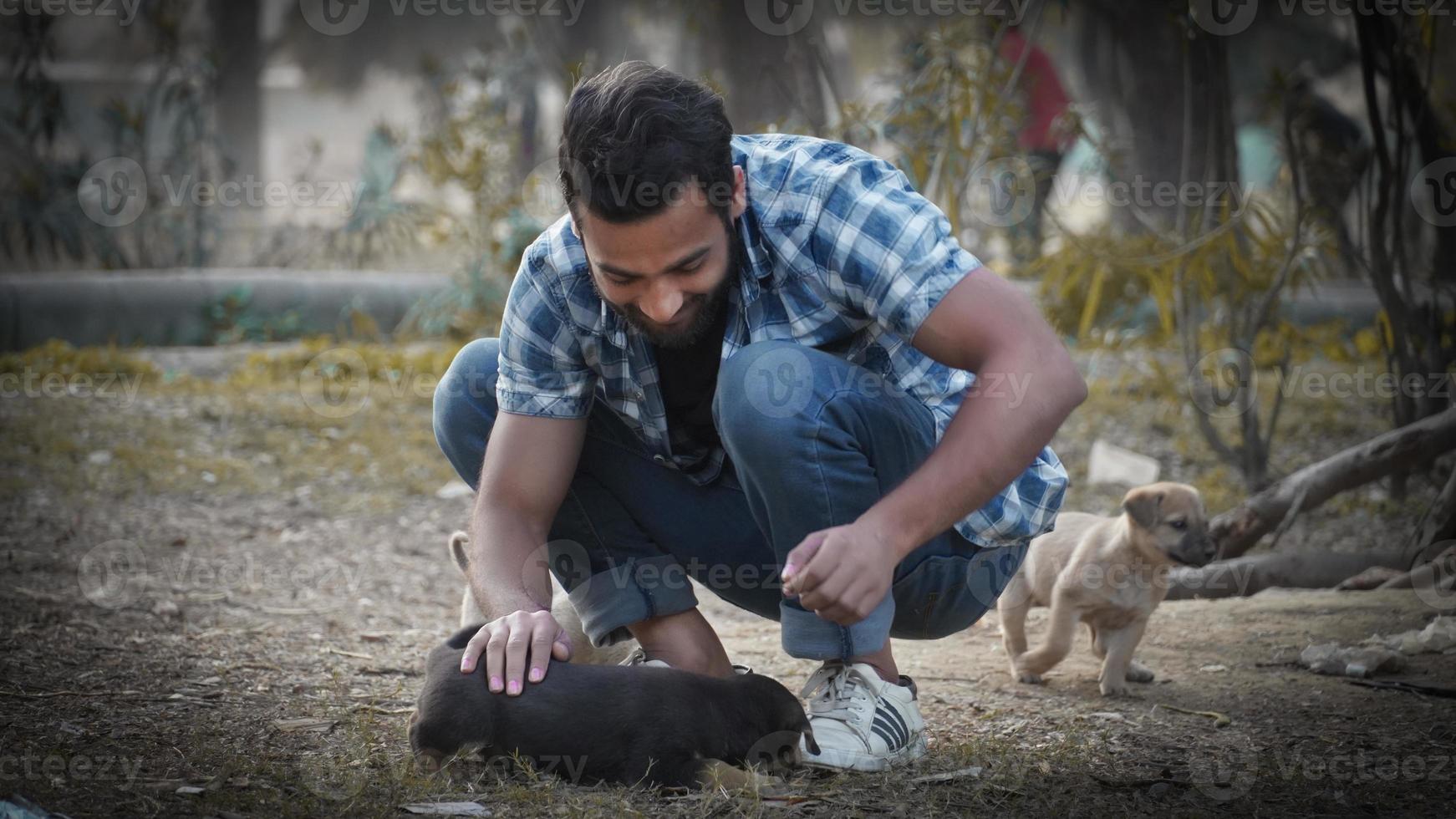 jovem com seu cachorro foto