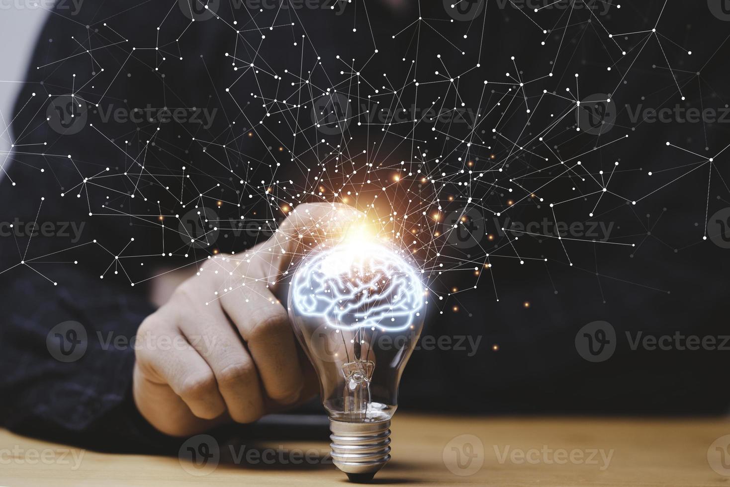 mão de empresário tocando lâmpada com cérebro virtual brilhante e linha de conexão para pensamento inteligente criativo para inspiração e inovação com o conceito de rede. foto