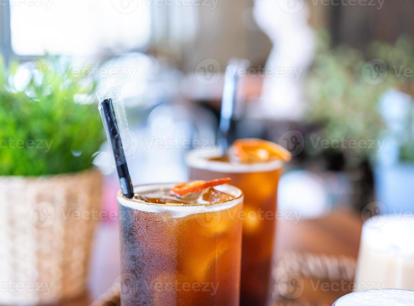 hora do café com amigos, copos de bebida no café, conceito de festa, ponto de encontro feliz juntos no café, estilo de vida, espaço de cópia, vista de cima, close-up foto