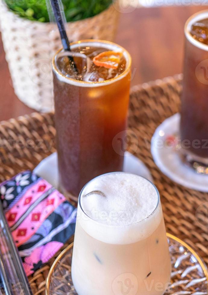 hora do café com amigos, copos de bebida no café, conceito de festa, ponto de encontro feliz juntos no café, estilo de vida, espaço de cópia, vista de cima, close-up foto