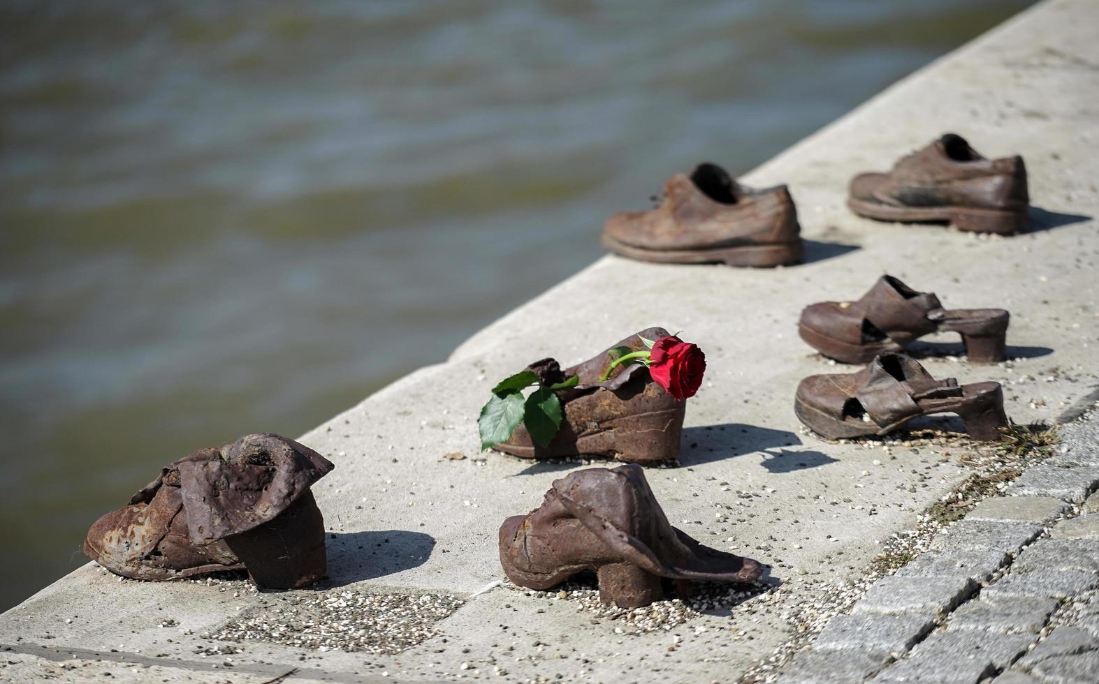 budapeste, hungria, 2014. sapato de ferro memorial aos judeus executados na segunda guerra mundial em budapeste foto