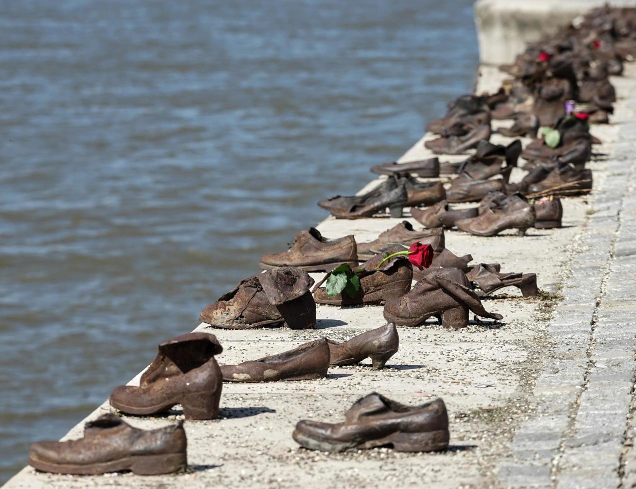 budapeste, hungria, 2014. sapato de ferro memorial aos judeus executados na segunda guerra mundial em budapeste foto