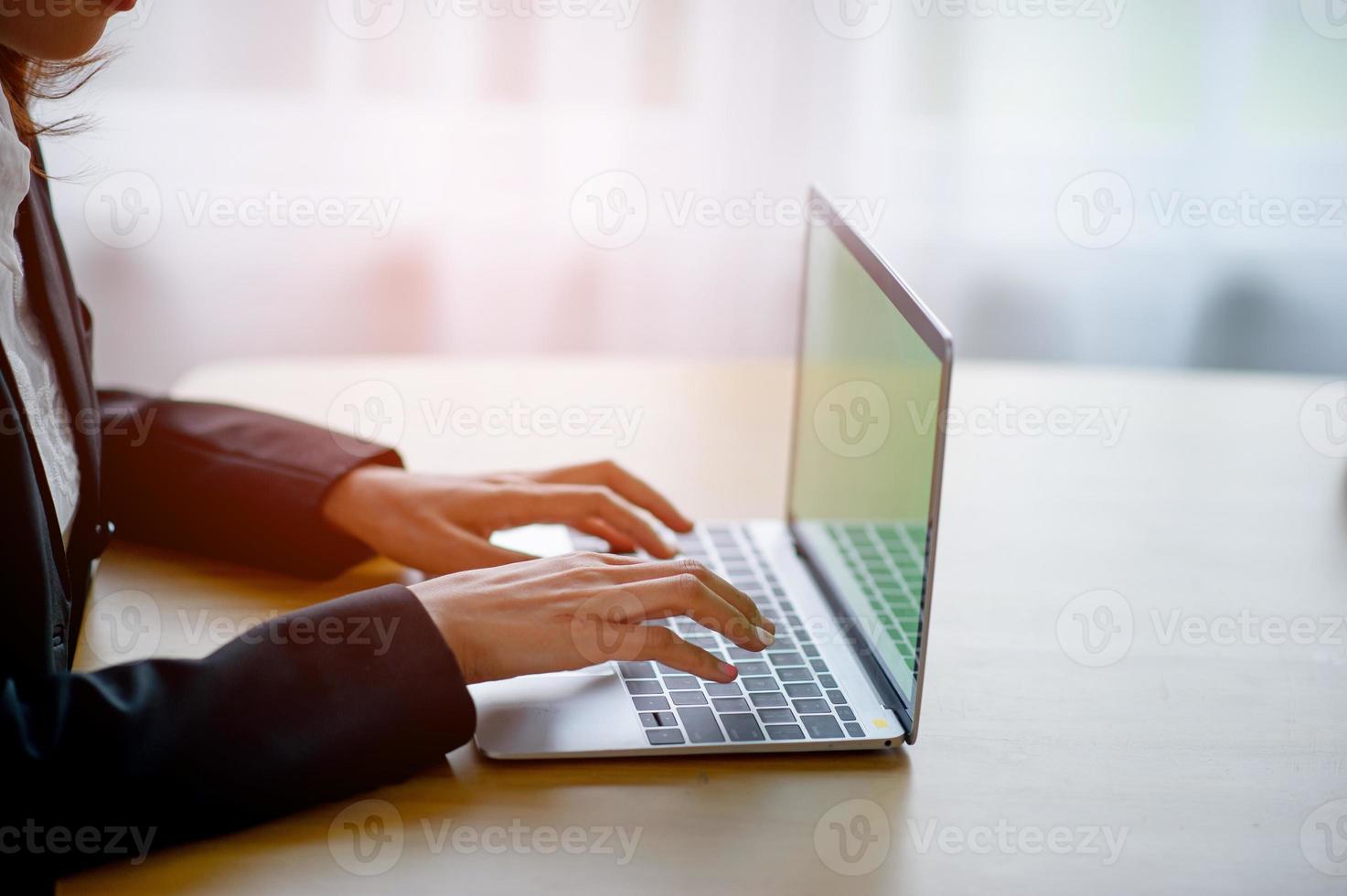 mãos de computador de empresários estão trabalhando. no conceito de negócio foto