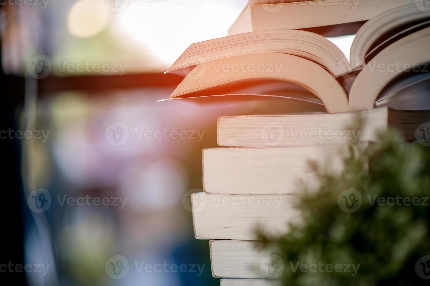 livro colocado sobre a mesa muitos livros, cores bonitas para estudar, conhecimento, educação - imagens foto