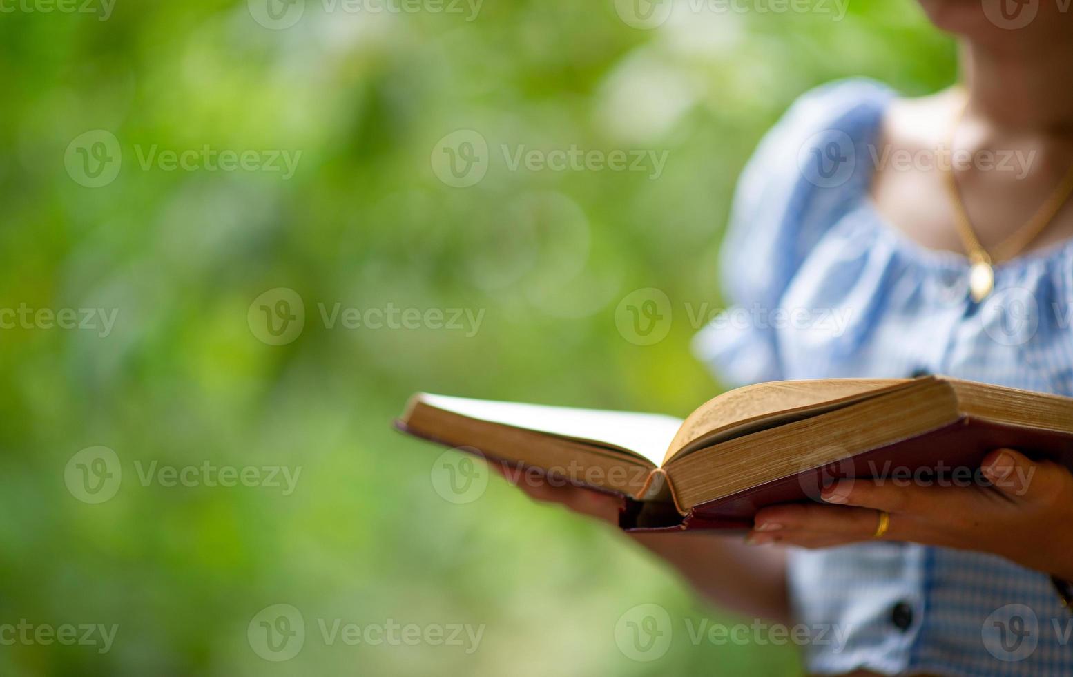 mulheres e livros mulheres que gostam de ler livros e gostam de aprender. educação de leitura de conceito foto