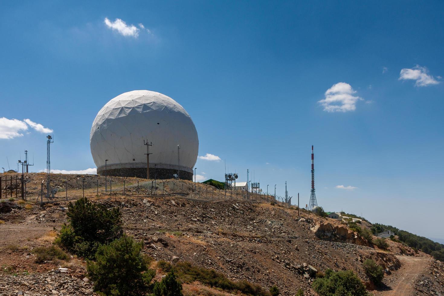 chipre, grécia, europa, 2009. vista da estação de radar no monte olimpo em chipre em 21 de julho de 2009 foto