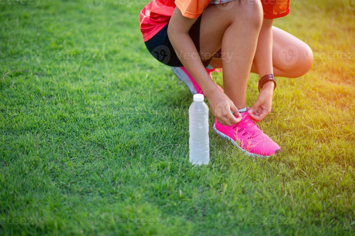 os atletas amarram os sapatos antes de se exercitar para uma boa saúde. foto