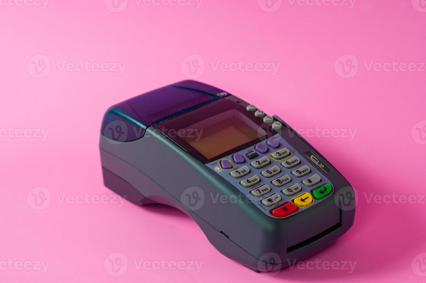 scanner de cartão de crédito no fundo rosa foto