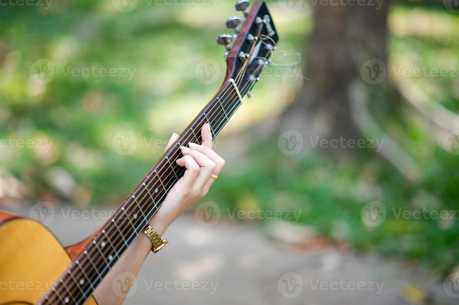 mãos de músico e guitarras acústicas, instrumentos musicais com conceito de instrumento musical de som muito bom foto