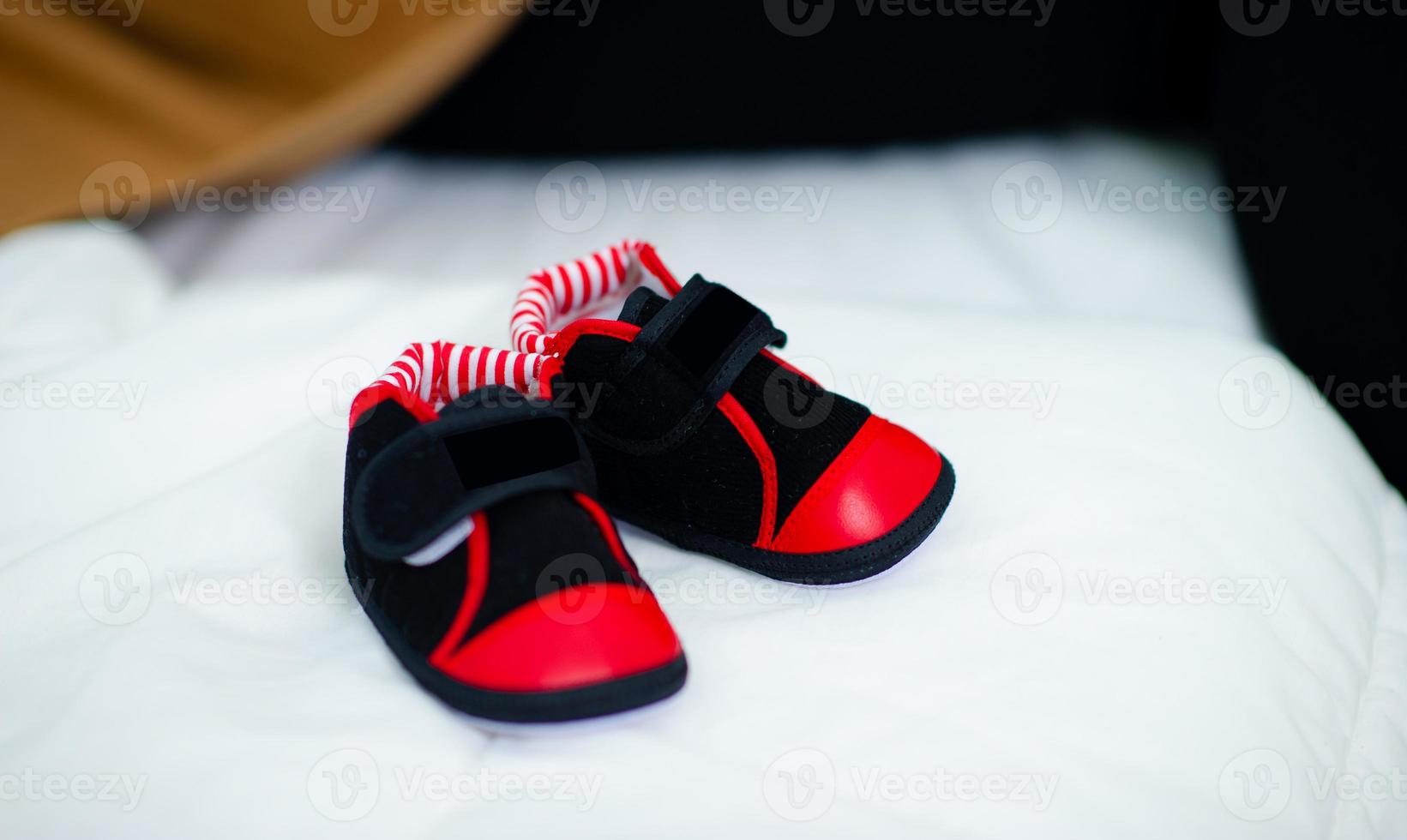 lindos sapatos de bebê pretos foto