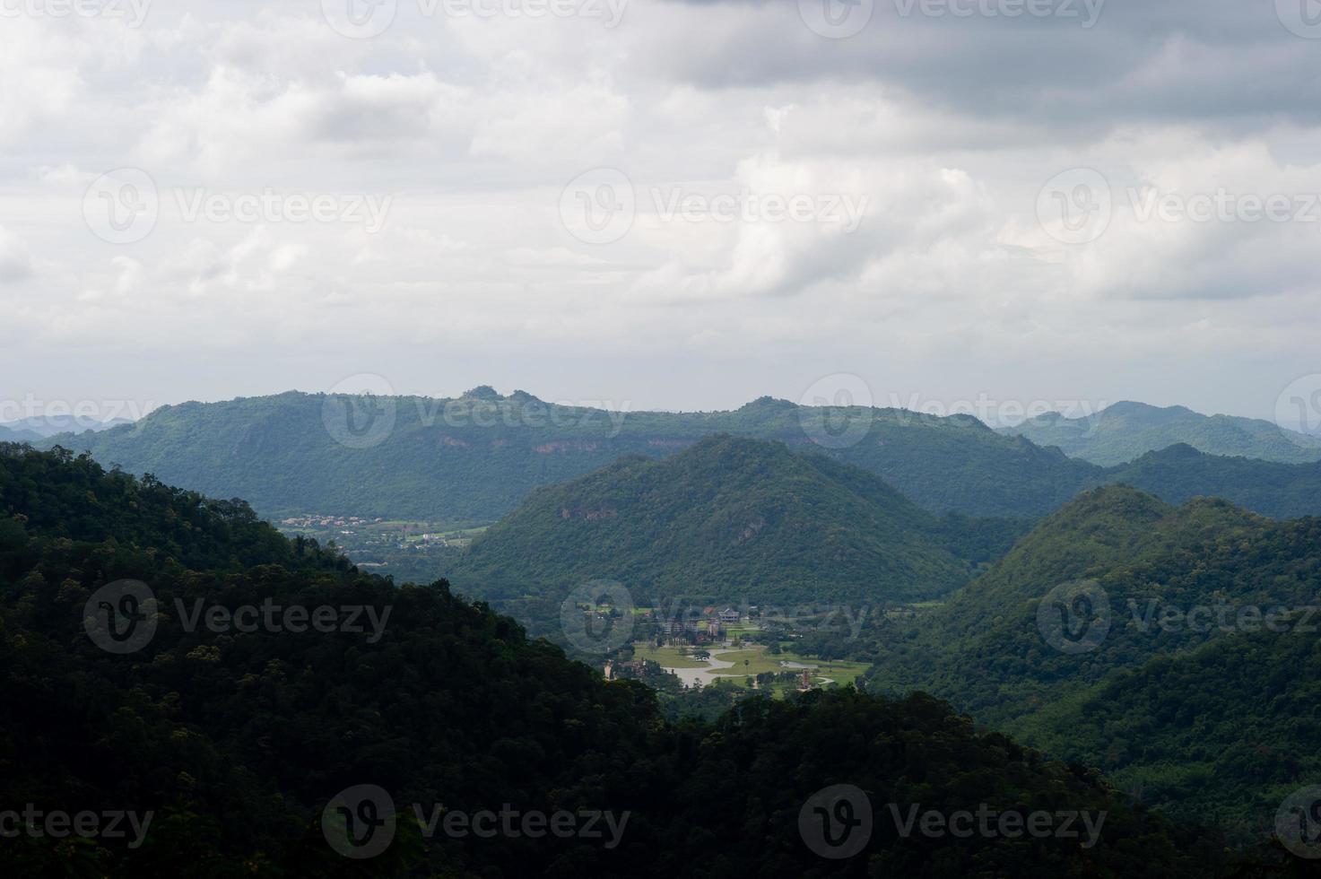 montanhas e céus na estação chuvosa e belezas naturais foto