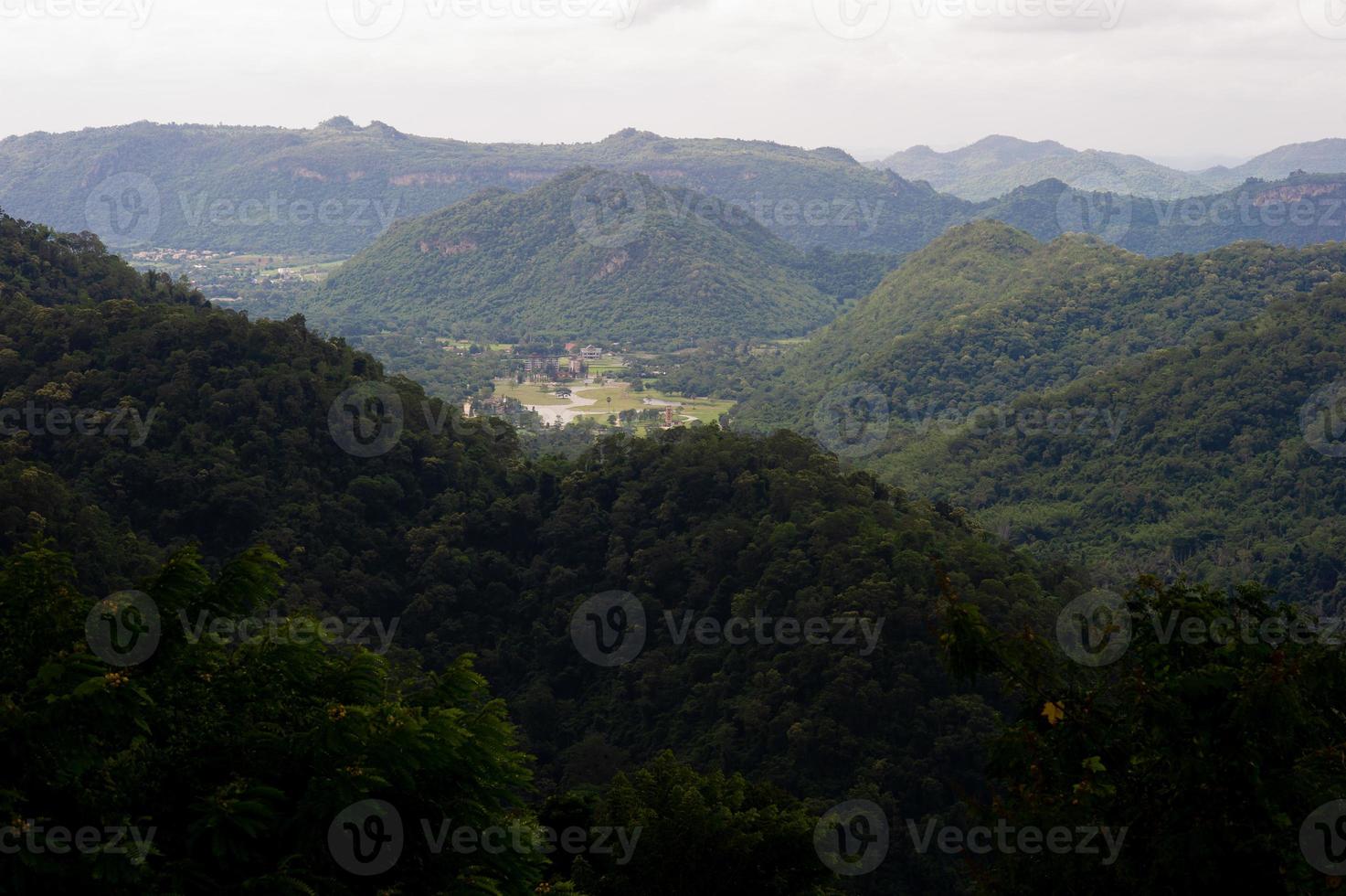 montanhas e céus na estação chuvosa e belezas naturais foto