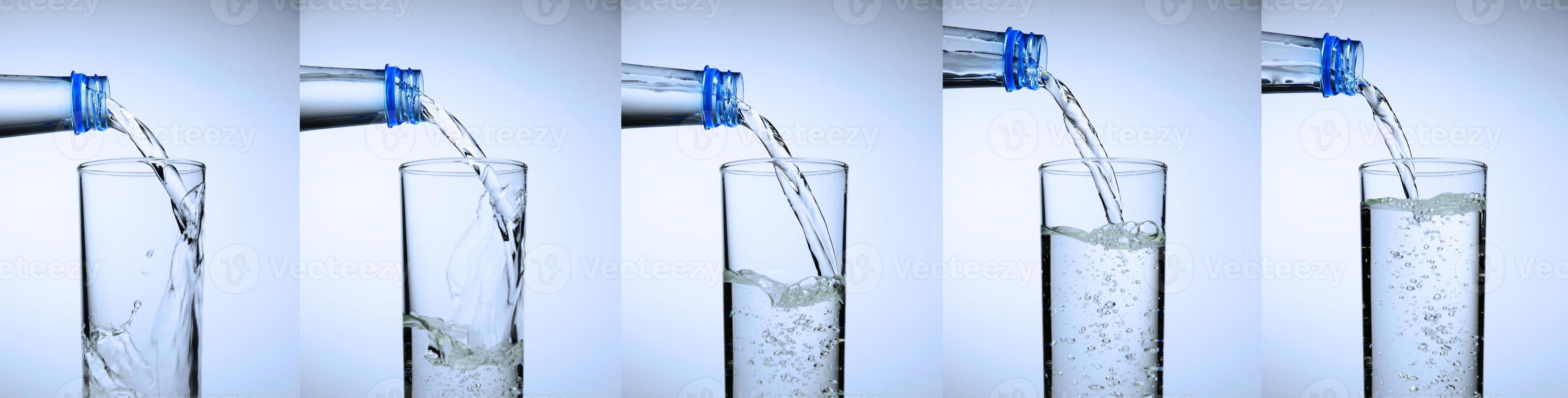 vidro está se enchendo de água. coleção de respingos de água no fundo branco. foto