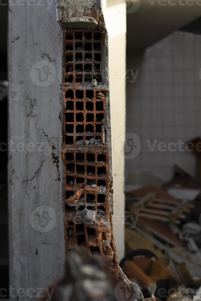 casas e campos em ruínas, demolidos, abandonados e ferro-velho foto