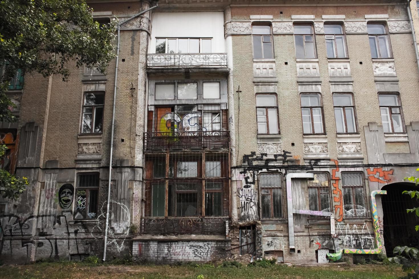 edifícios em ruínas abandonados com paredes de graffiti em kyiv foto