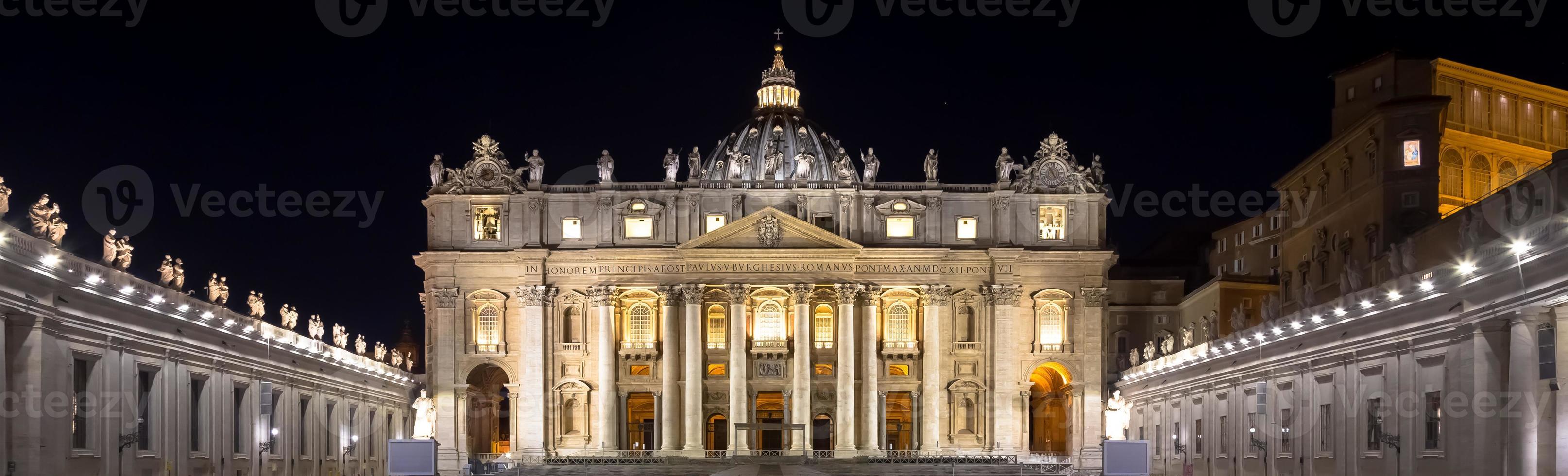 Basílica de São Pedro na cidade do Vaticano iluminada pela noite, obra-prima de Michelangelo e Bernini foto