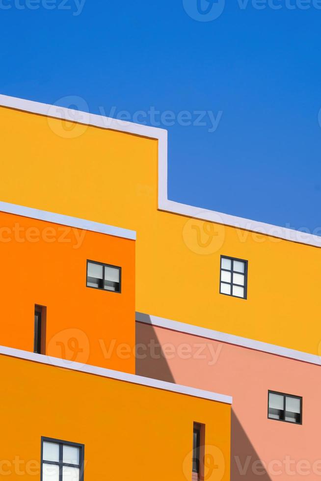 técnicas de manipulação para design de fundo de recursos arquitetônicos de edifícios coloridos contra céu azul claro em visão de ângulo baixo e quadro vertical foto