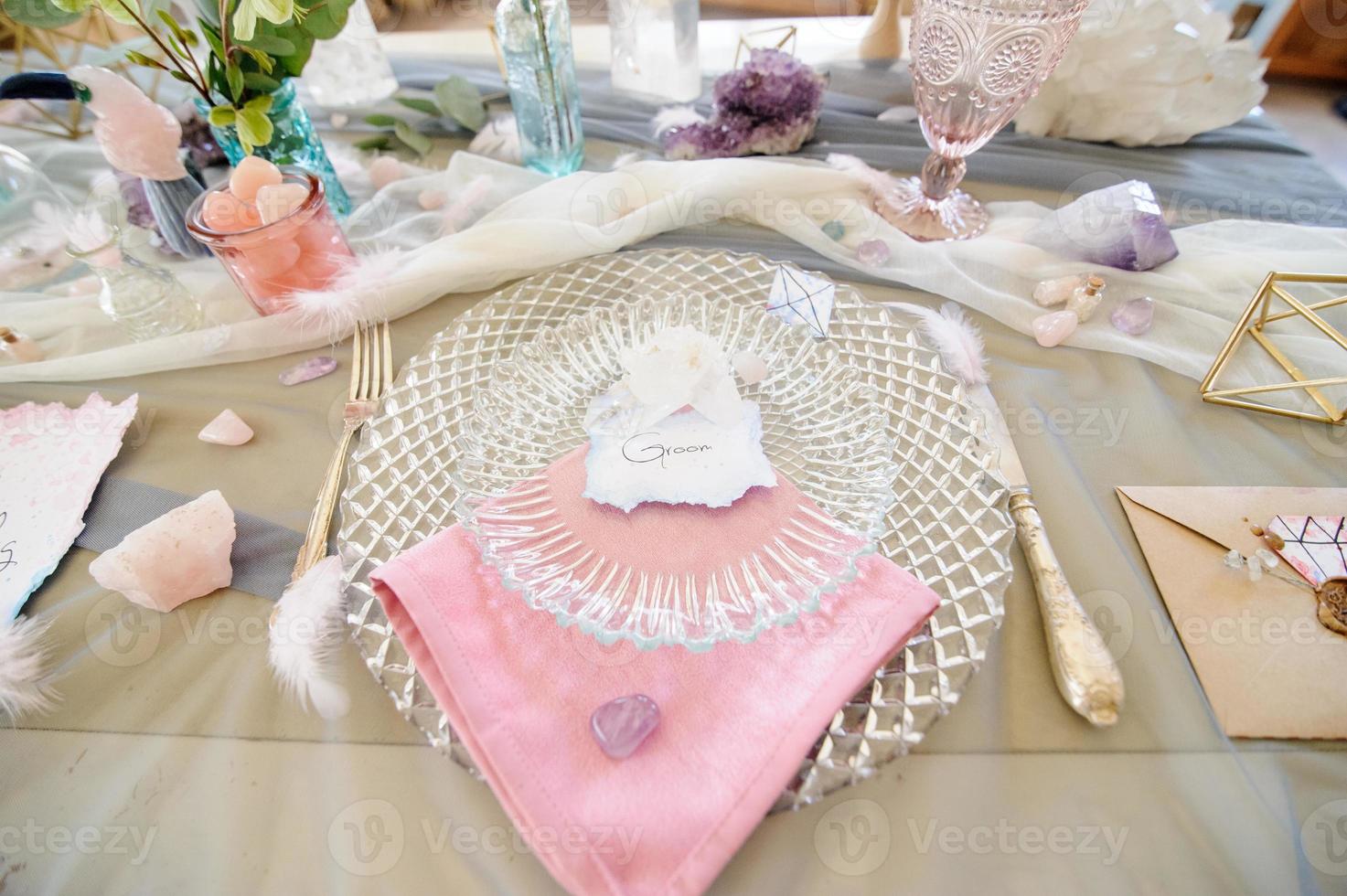 mesa com decoração de casamento de quartzo. foto