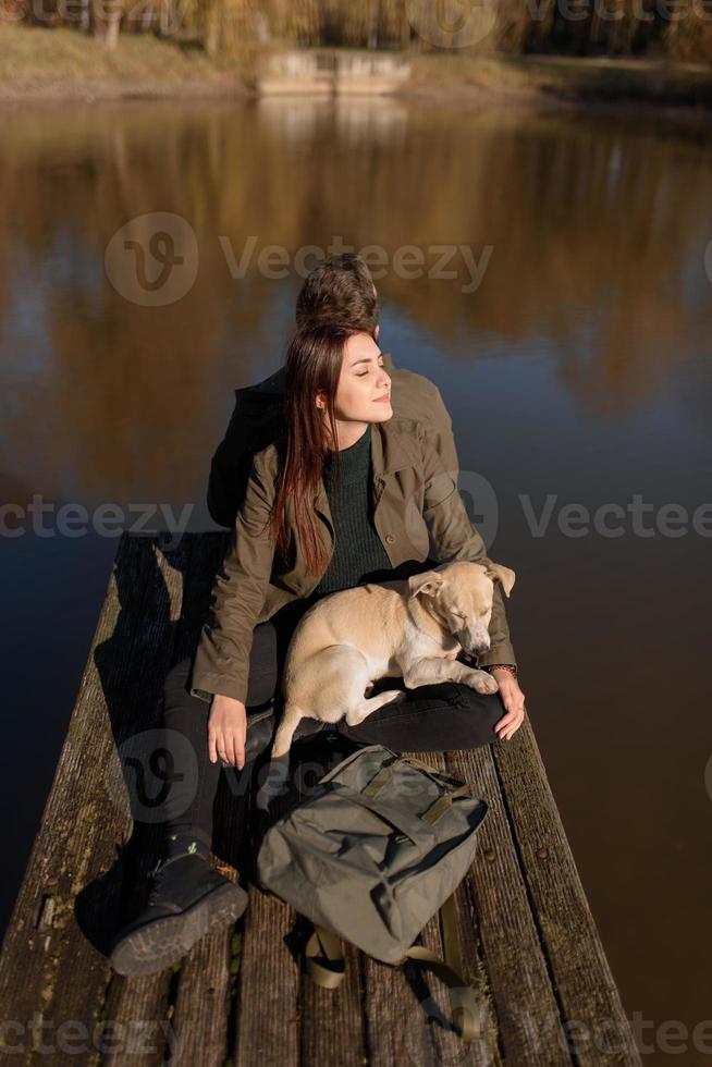 lindo casal passando o dia de outono ao ar livre foto