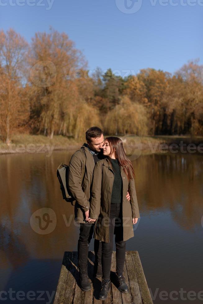 lindo casal passando o dia de outono ao ar livre foto