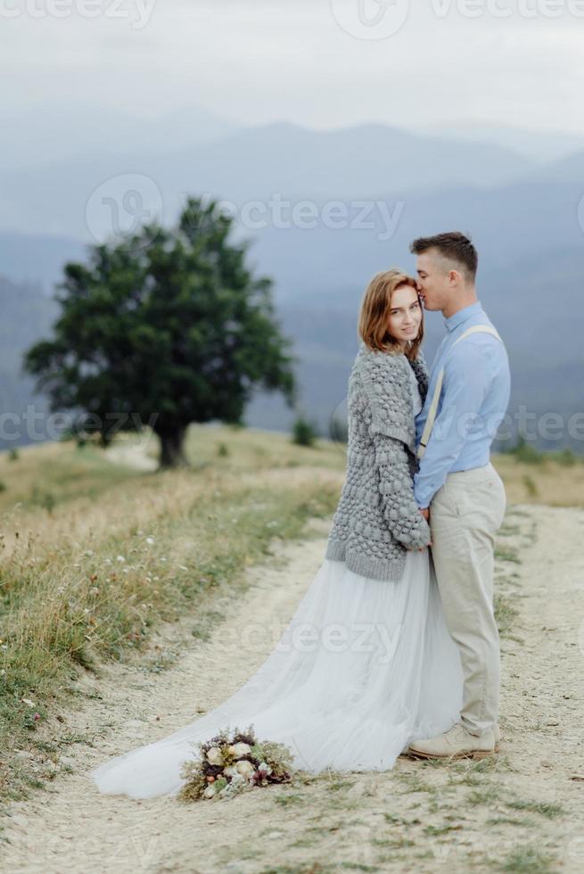 ensaio fotográfico dos noivos nas montanhas. foto de casamento estilo boho.