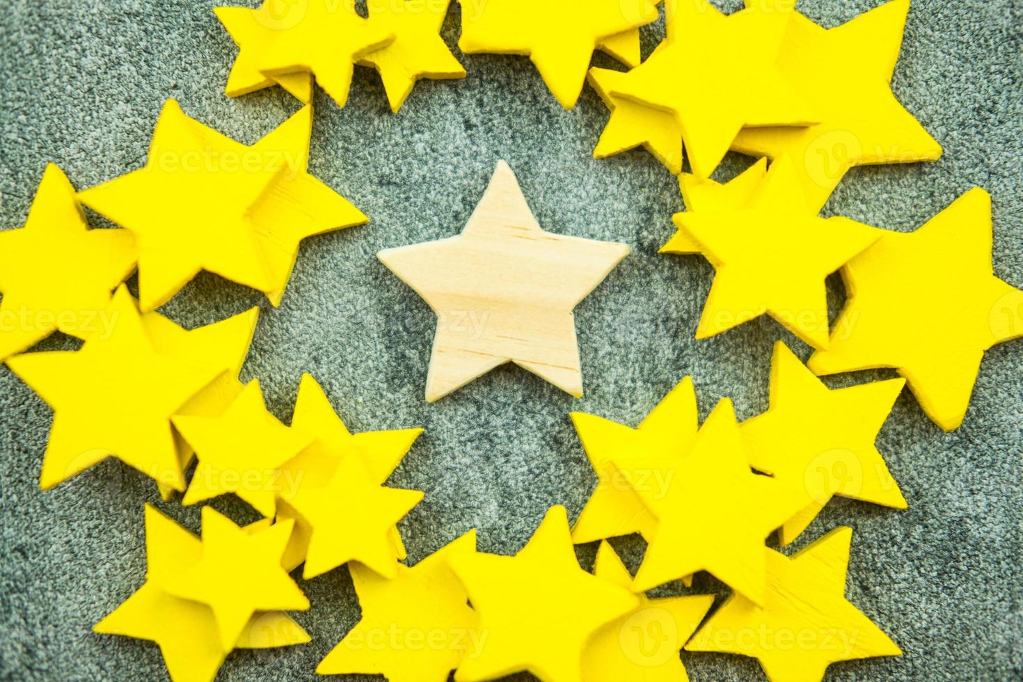 estrela amarela com uma estrela de madeira no meio destacando-se mais do que o resto. foto