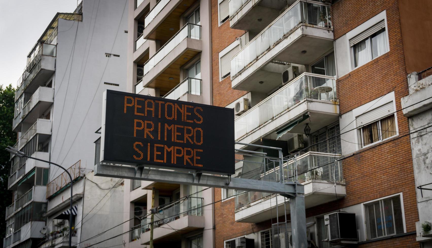 buenos aires, argentina, 2020. pedestres em primeiro lugar, sempre foto