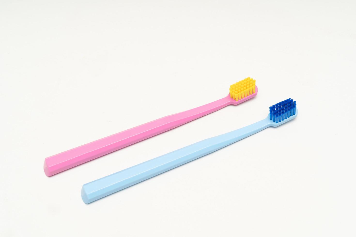 um conceitual de uma escova de dentes de casal apaixonado. escovas de dentes transmitem a relação humana entre um homem e uma mulher. foto