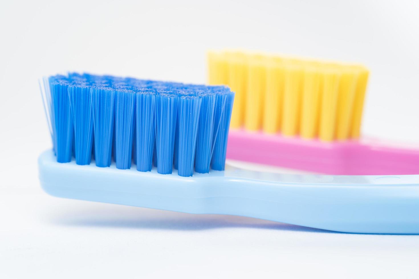 um conceitual de uma escova de dentes de casal apaixonado. escovas de dentes transmitem a relação humana entre um homem e uma mulher. foto