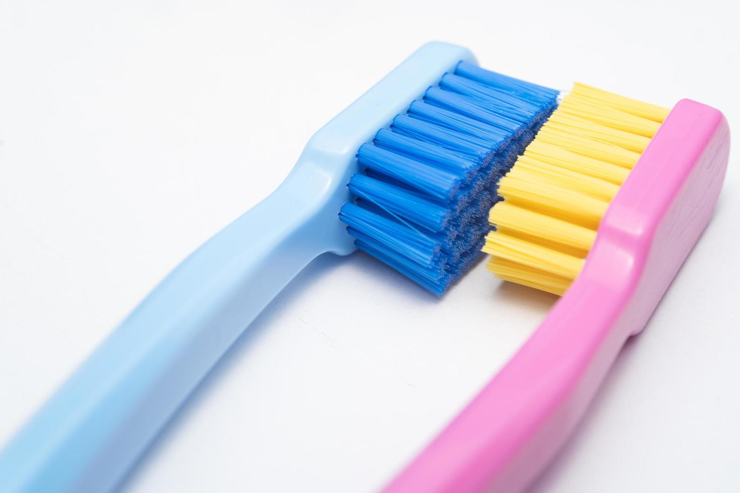 um conceitual de uma escova de dentes de casal apaixonado. escovas de dentes transmitem a relação humana entre um homem e uma mulher. foto