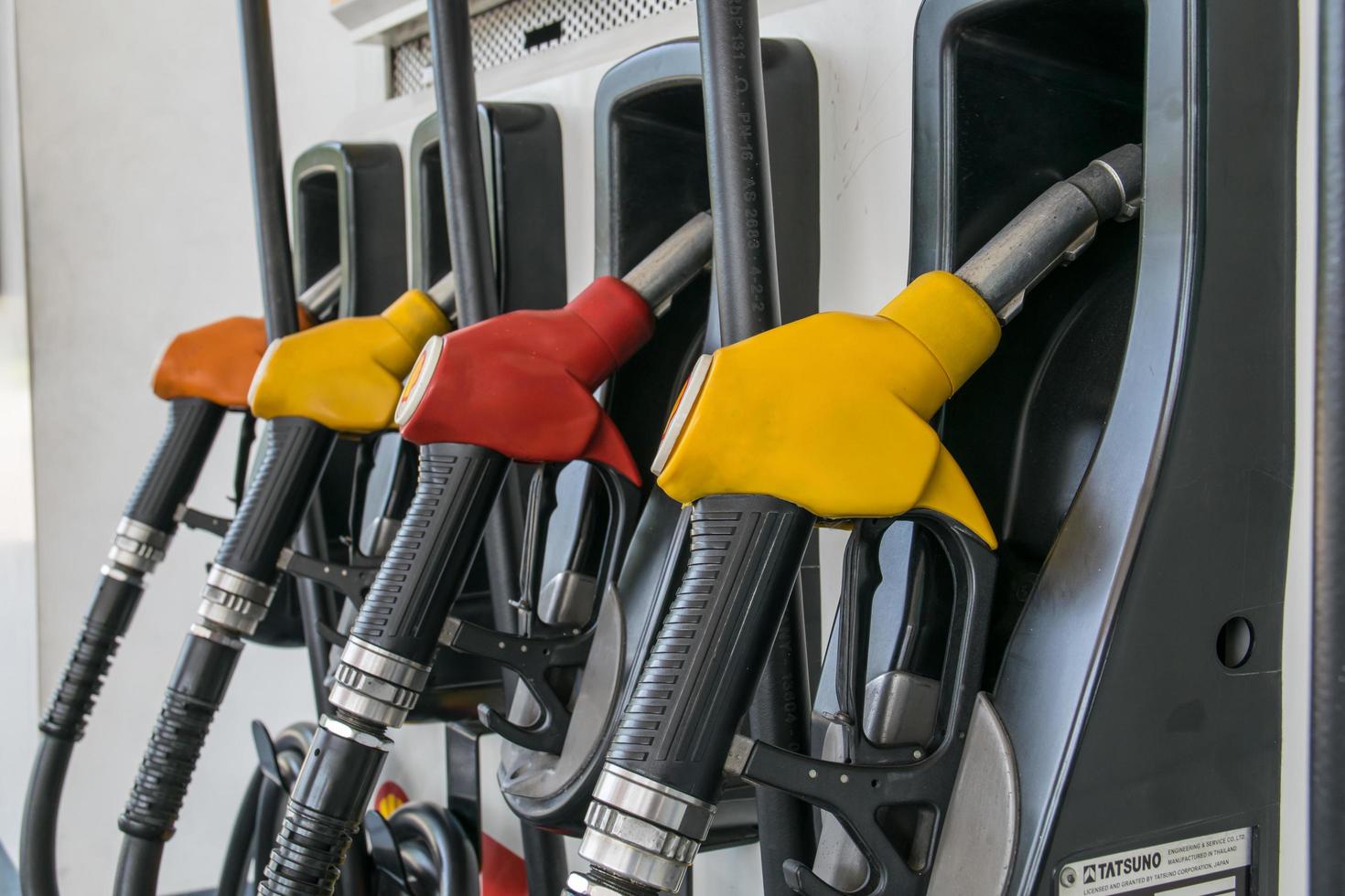 bicos de bomba no posto de gasolina foto