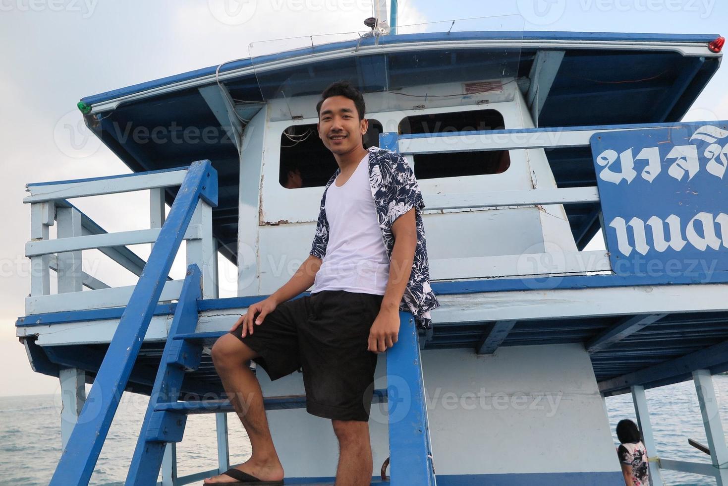 homem em barco de madeira foto