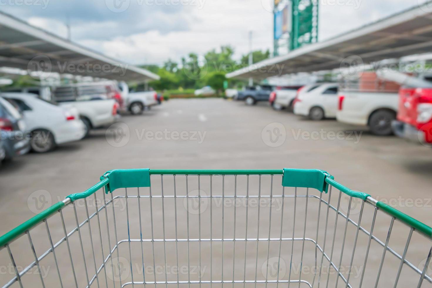 carrinho de compras no estacionamento do supermercado foto