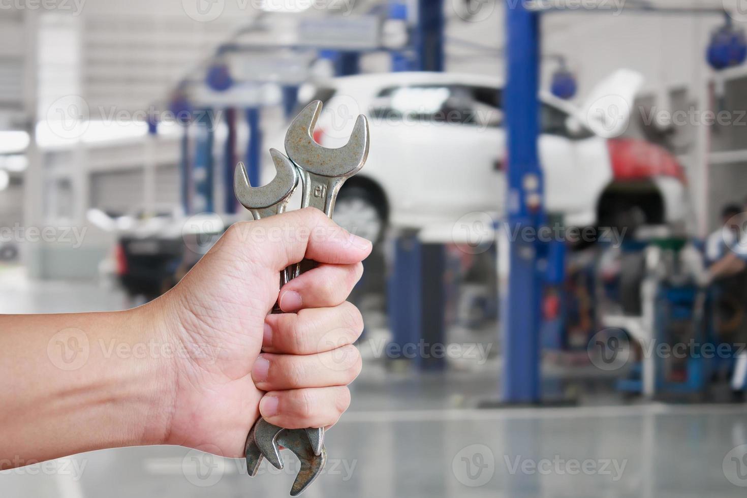 mão de mecânico de automóveis profissional com chave foto