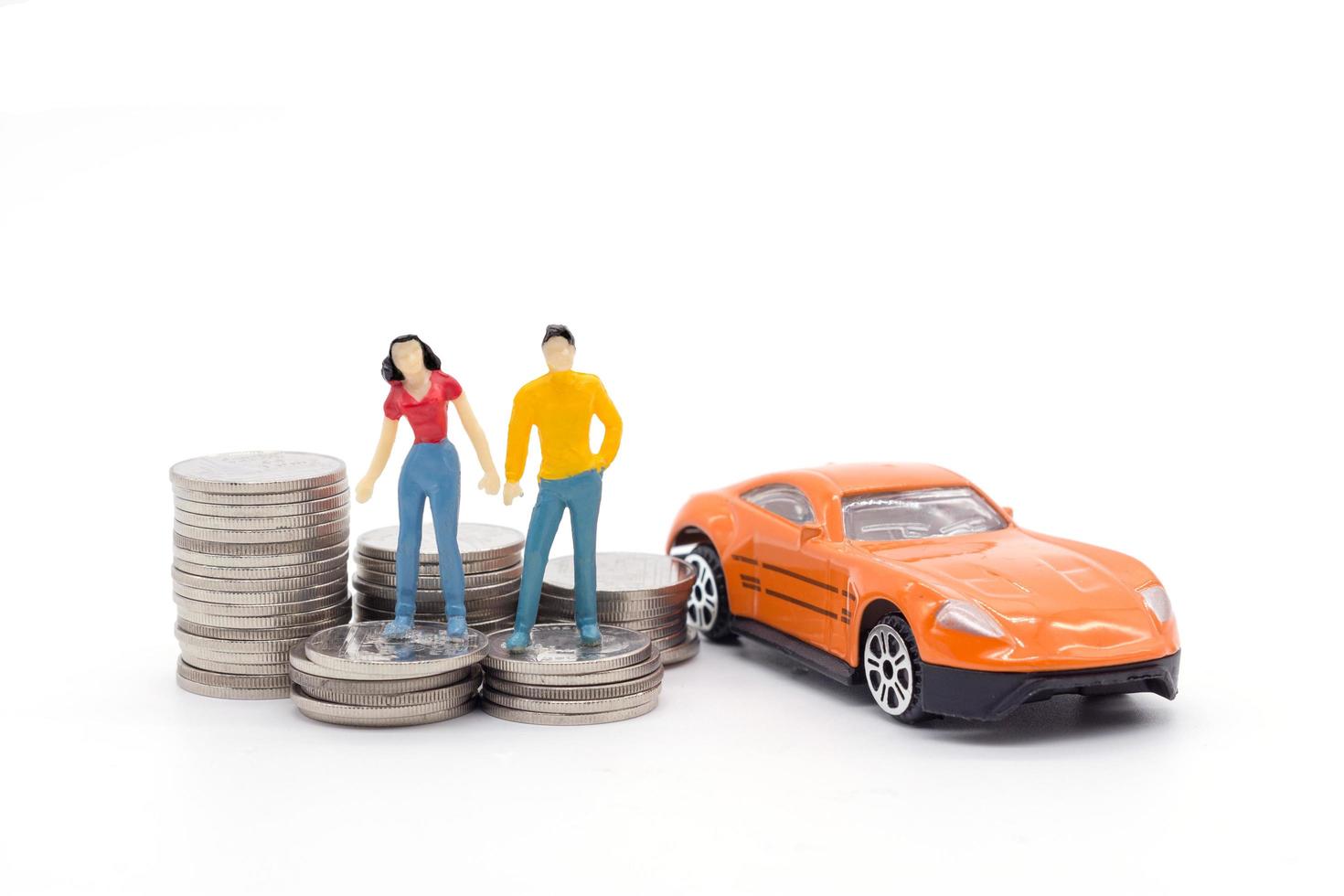pessoas em miniatura, marido e mulher em pé com carro e empilhar moedas. conceito de poupança e empréstimo. foto