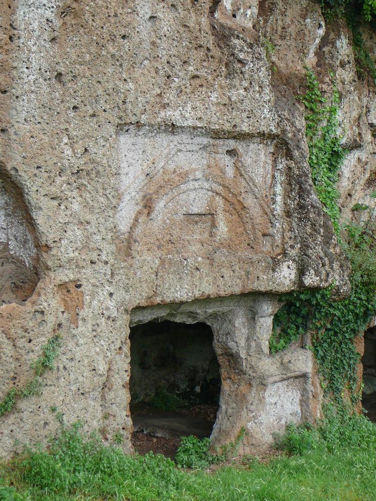 túmulos etruscos em sutri foto