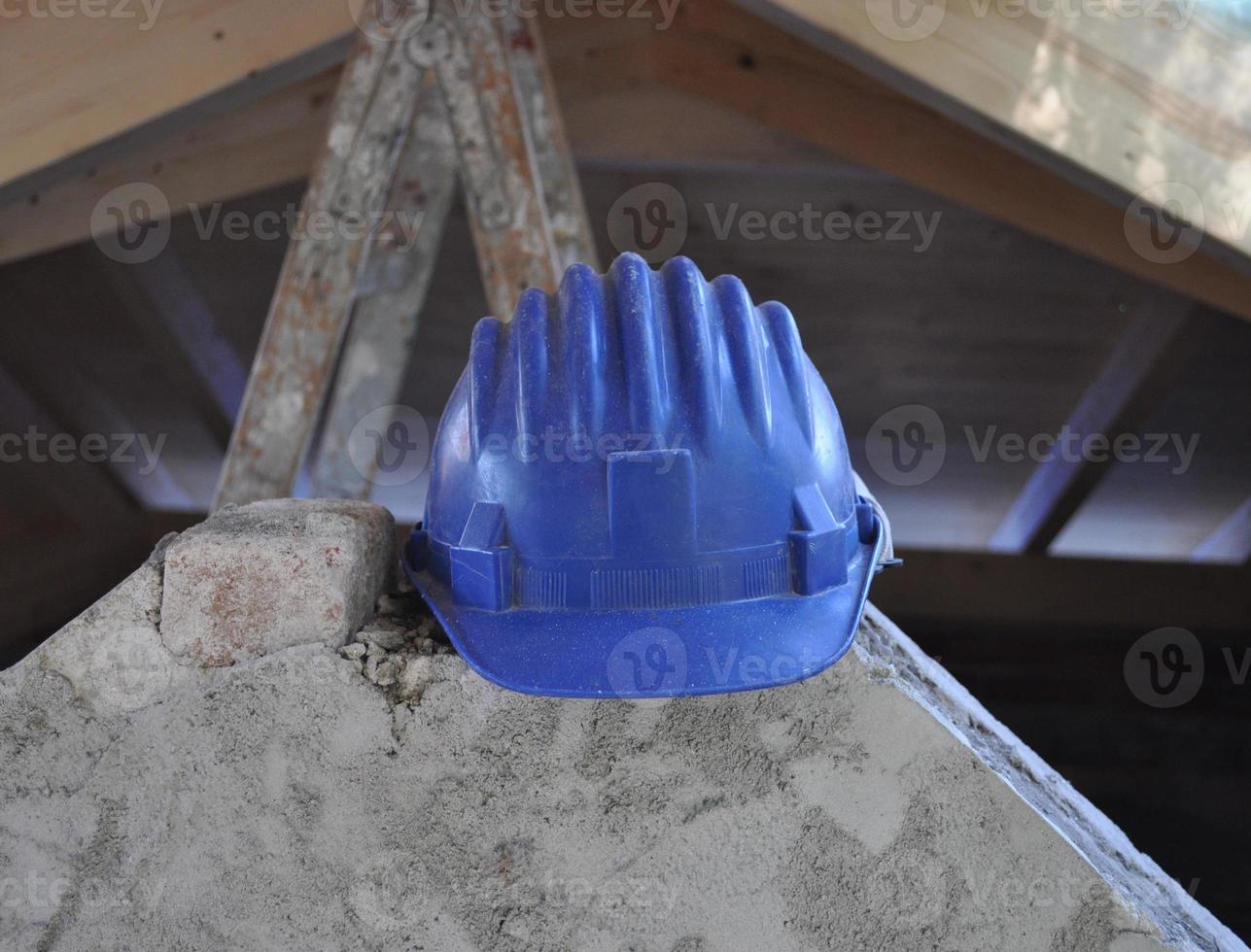 capacete de construção para segurança em um canteiro de obras foto